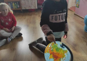 Marta wskazuje Finlandie na globusie.